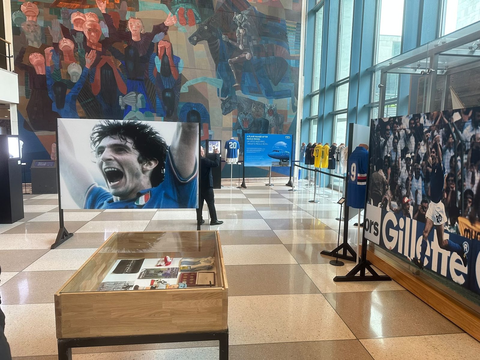 Sala della mostra con pannello di Paolo Rossi