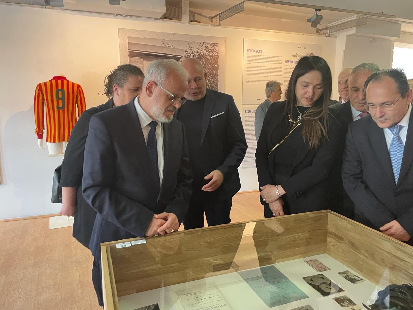 Visitatori davanti alla teca